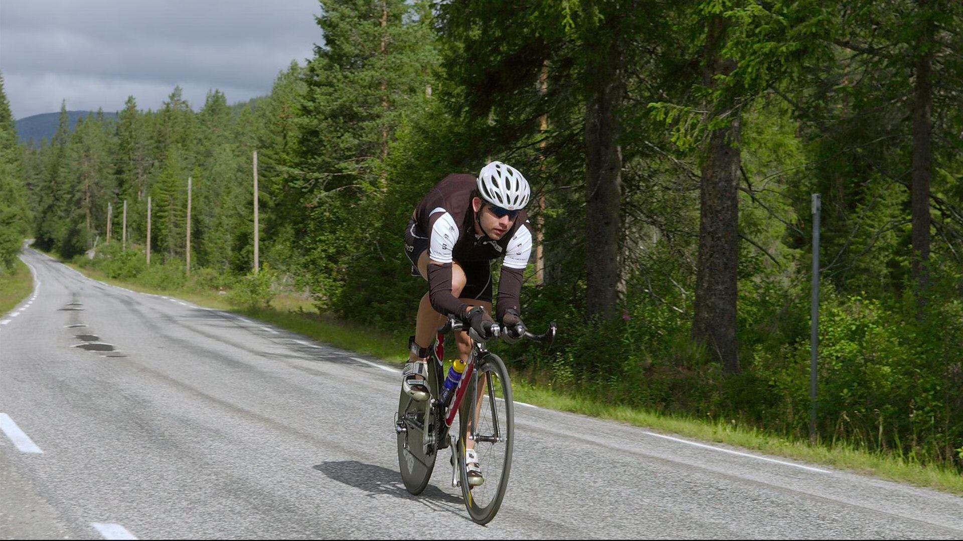 《电竞比赛现场：氛围热烈斗志昂扬》，电竞比赛场景